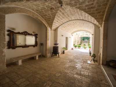 Ad aprirci � Margherita Rotondi, figlia dei proprietari e direttrice artistica degli eventi del palazzo: ci fa accedere all�atrio di ingresso della struttura, caratterizzato da una lunga volta in pietra